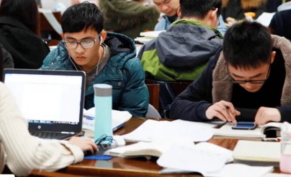 李国庆建议四成大学生毕业后歇一年，普通大学生能这么做吗？