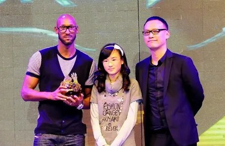 朱骏女儿首次曝光 代父赠阿内尔卡礼物