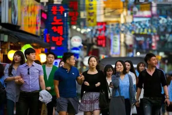 李国庆建议四成大学生毕业后歇一年,普通大学生能这么做吗?