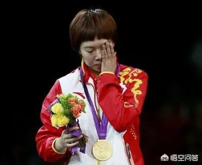大满贯得主李晓霞即将当妈,挺“孕肚”现身观看乒乓球全国锦标赛。你怎么看?