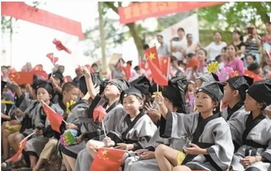 “传”字的两个读音,各组词一个。