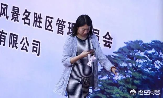 大满贯得主李晓霞即将当妈，挺“孕肚”现身观看乒乓球全国锦标赛。你怎么看？