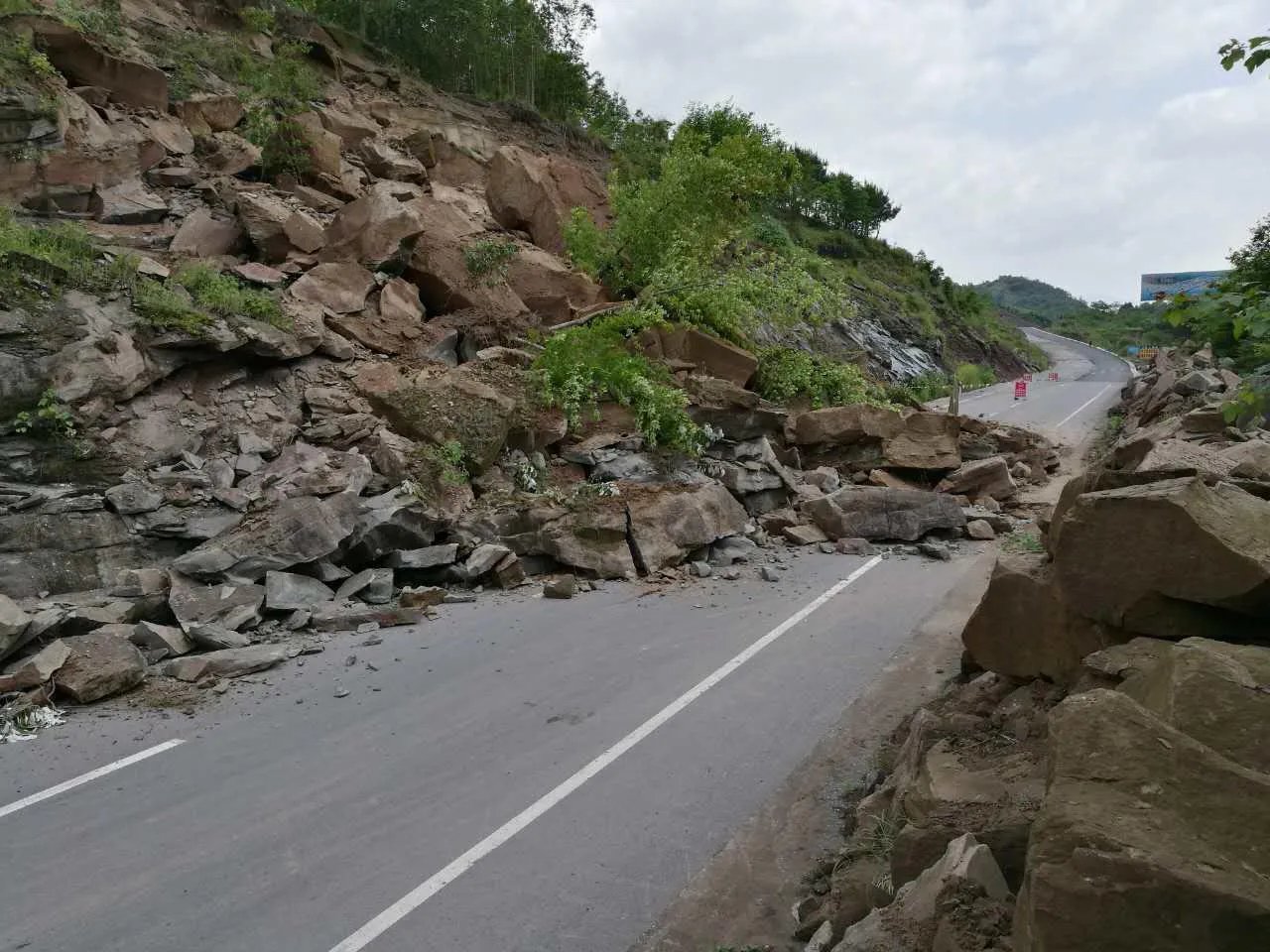 云南镇雄县山体滑坡致2人死亡,山体滑坡是怎么造成的?
