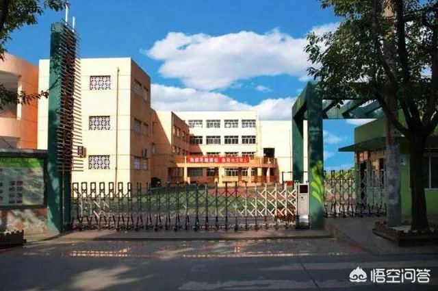 孩子马上上一年级了，送去好点封闭式学校住宿，还是去普通的不住宿学校好呢？为什么？