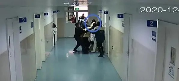 女子要求加号遭拒,将医生赶出诊室,最终的处理结果如何?