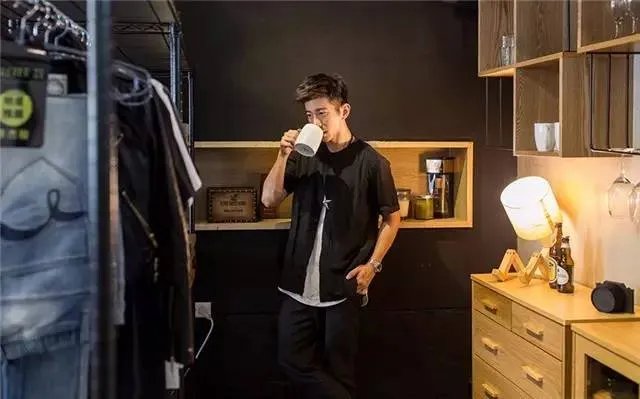 贾静雯老公亲手打造的硬汉Loft风，颜值也超高！