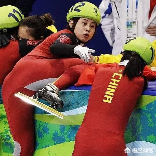 2010冬奥会短道速滑领奖台上张会怎么脸上有纱布?