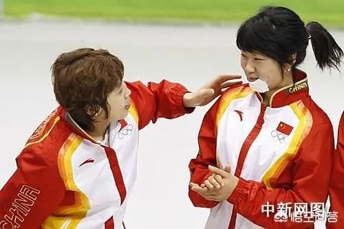 2010冬奥会短道速滑领奖台上张会怎么脸上有纱布?