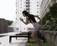路人镜头下的刘德华 年龄真数字的动态图