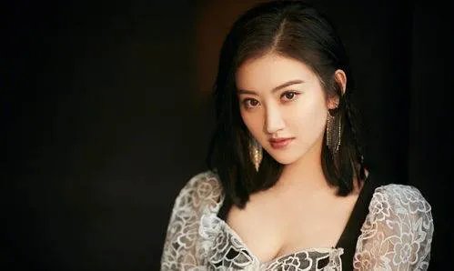 景甜晒美照,涂红唇送飞吻明艳动人,你怎么看?