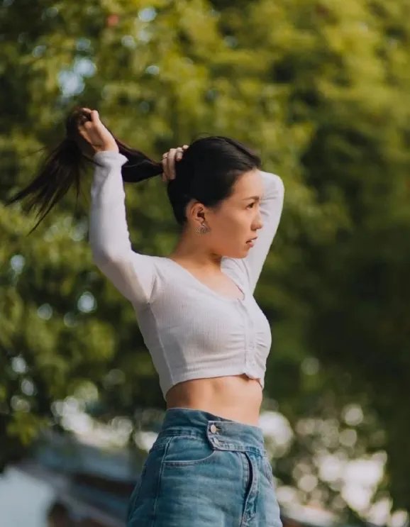 王晶女儿王子涵近照曝光!身着白色紧身上衣大秀纤腰