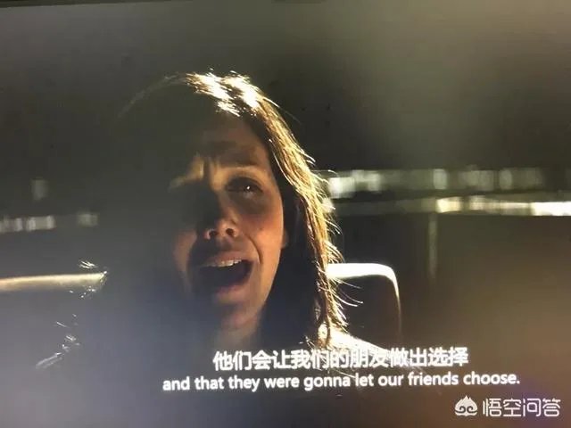 为什么在《蝙蝠侠:黑暗骑士》中,哈维丹特自己把油桶撞倒了?