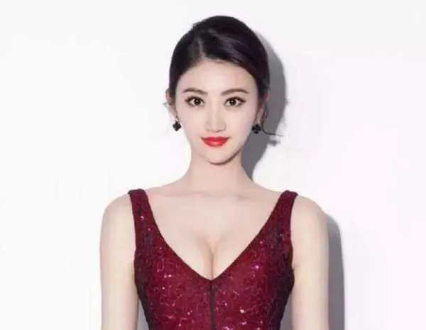 景甜晒美照,涂红唇送飞吻明艳动人,你怎么看?