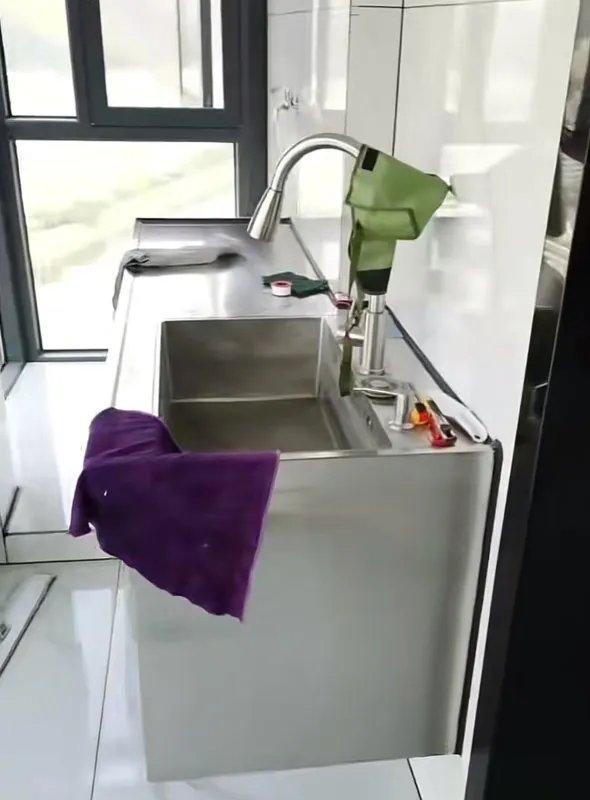 衢州一男子用不锈钢硬核装修全屋,这样的装修你会心动吗?