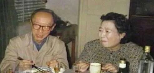 为什么说嵯峨浩一位中国人值得尊重的日本女性?原因是什么?