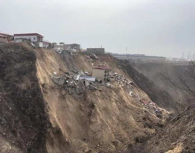 云南镇雄县山体滑坡致2人死亡,山体滑坡是怎么造成的?