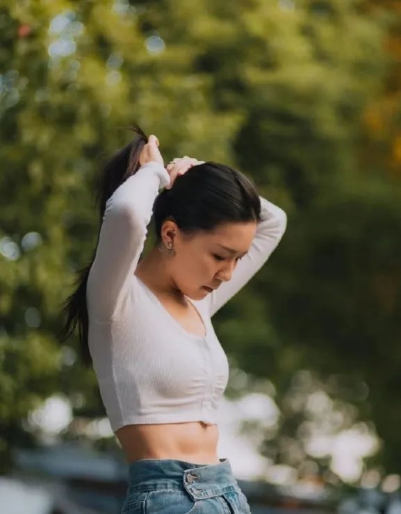 王晶女儿王子涵近照曝光!身着白色紧身上衣大秀纤腰