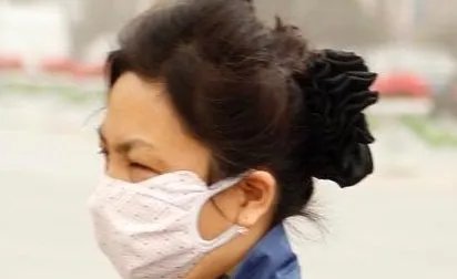 新疆十级大风，儿童出门被大风刮跑，当地市民出行需要注意些什么？
