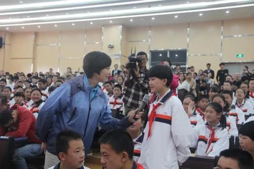 敬一丹18年后重访贵州山村小学,如今的克勤小学是什么样的呢?