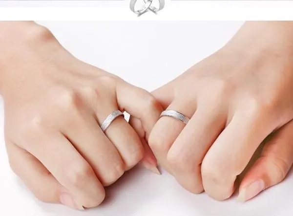 女生食指戴戒指是什么意思 女生戴戒指左右手区别是什么