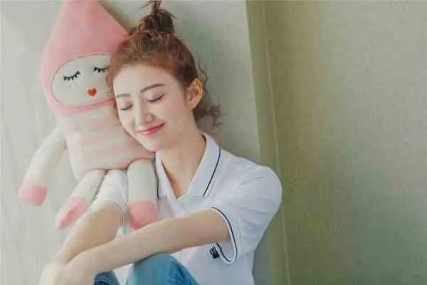 景甜晒美照,涂红唇送飞吻明艳动人,你怎么看?