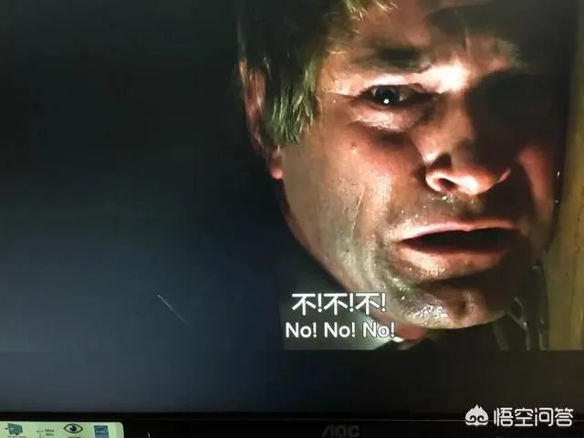 为什么在《蝙蝠侠:黑暗骑士》中,哈维丹特自己把油桶撞倒了?