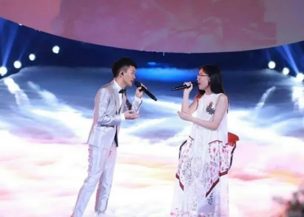 郭沁为什么坐在椅子上:郭沁个人资料简介