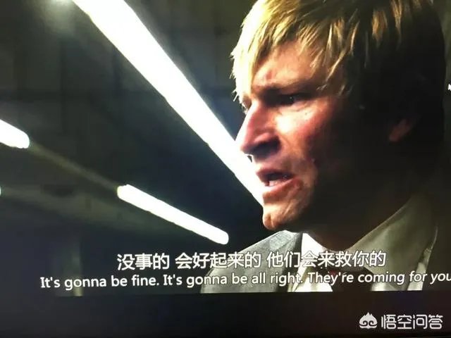 为什么在《蝙蝠侠:黑暗骑士》中,哈维丹特自己把油桶撞倒了?