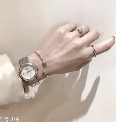 戒指戴中指是什么意思?戒指戴中指代表什么含义