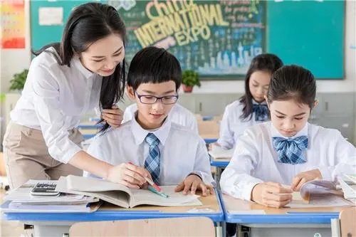 一名高校男老师和两名女学生发生不正当关系,学校做出了什么回应?