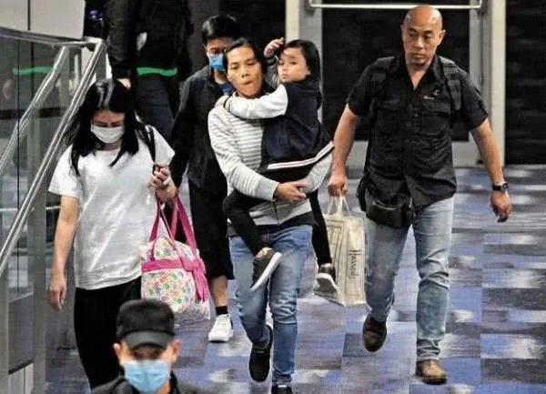 李湘女儿和刘德华女儿,差距一目了然,这就是土豪与豪门的距离!啥区别?