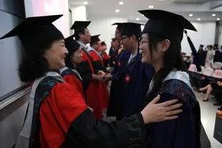 李国庆建议四成大学生毕业后歇一年,普通大学生能这么做吗?